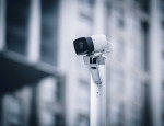 اختيار كاميرات المراقبة المناسبة: دليل كامل لتأمين ممتلكاتك